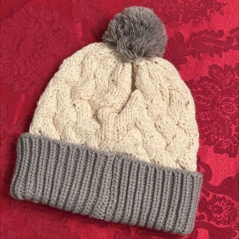 Brand New MLB New York Yankees Cream & Gray Knit Pom Hat w/ Embroidered Logo